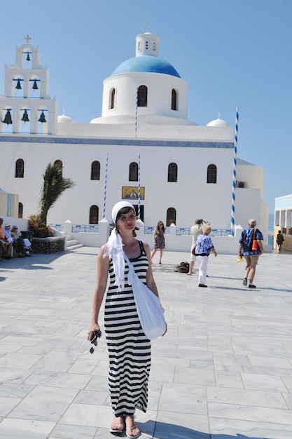 Belle jeune femme grecque en vêtements de mode s'amuser dans les rues d'Oia, Santorin, Grèce