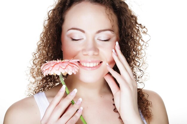 Belle jeune femme avec gros gerber rose