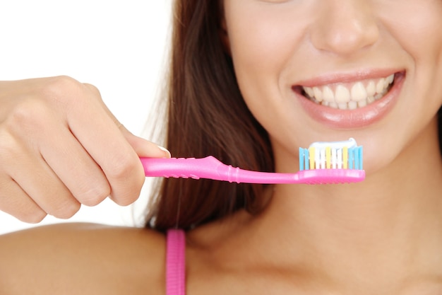 Belle jeune femme avec gros plan brosse à dents