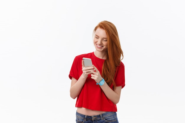 Belle jeune femme heureuse à l'aide de téléphone intelligent.