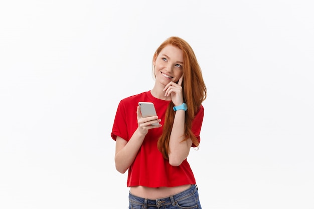 Belle jeune femme heureuse à l'aide de téléphone intelligent.