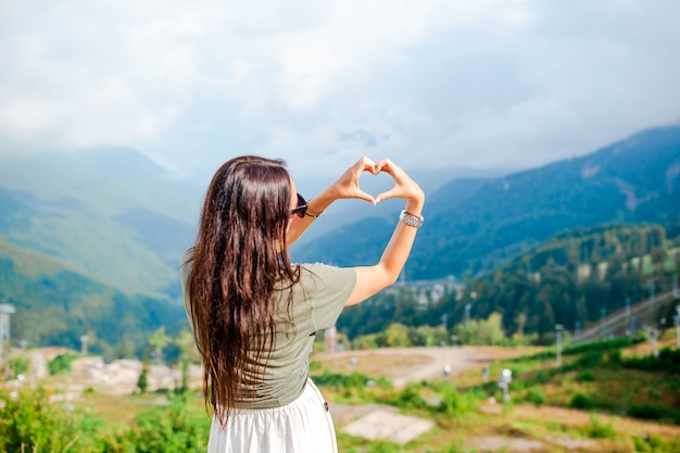 Belle jeune femme heureuse dans les montagnes dans la scène de brouillard