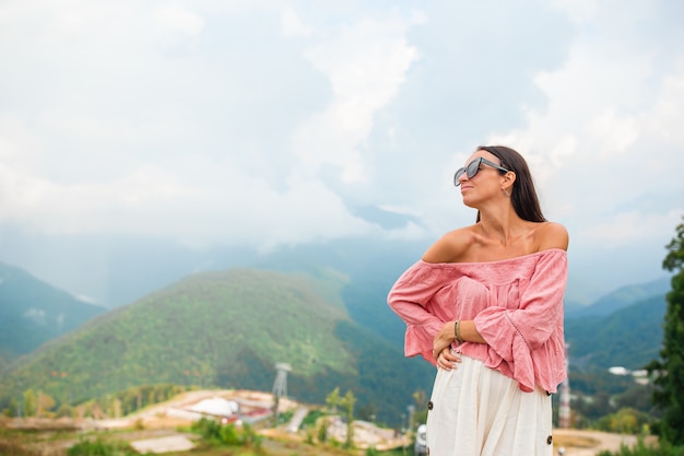 Belle jeune femme heureuse dans les montagnes