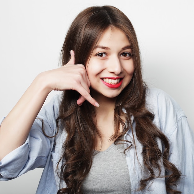 Belle jeune femme heureuse. Prise de vue en studio.