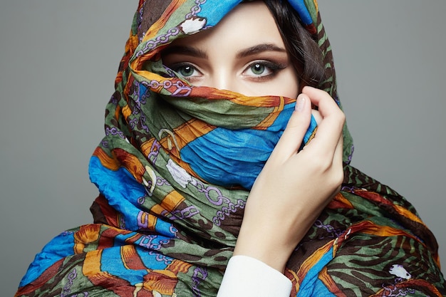 Belle jeune femme en hijab coloré