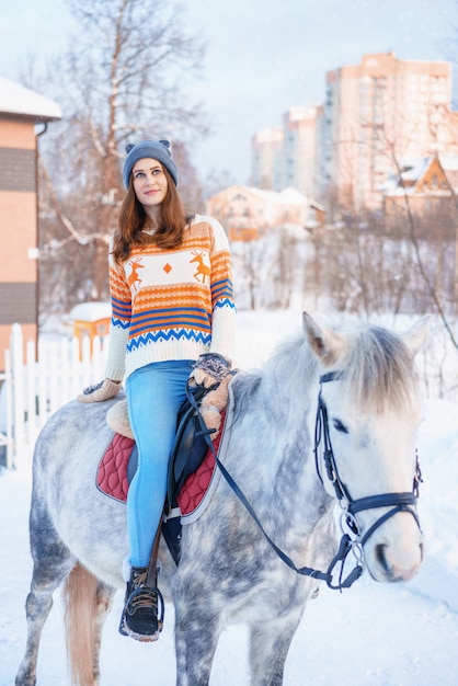 Belle jeune femme en hiver avec beau cheval blanc