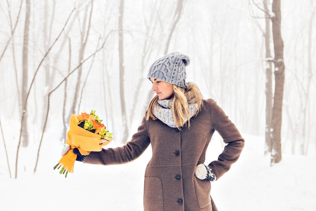 Belle jeune femme en hiver en plein air. Neige et froid