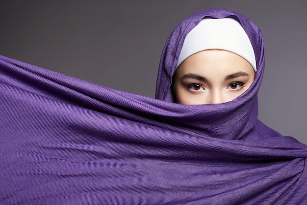 une belle jeune femme islamique une belle fille en hijab