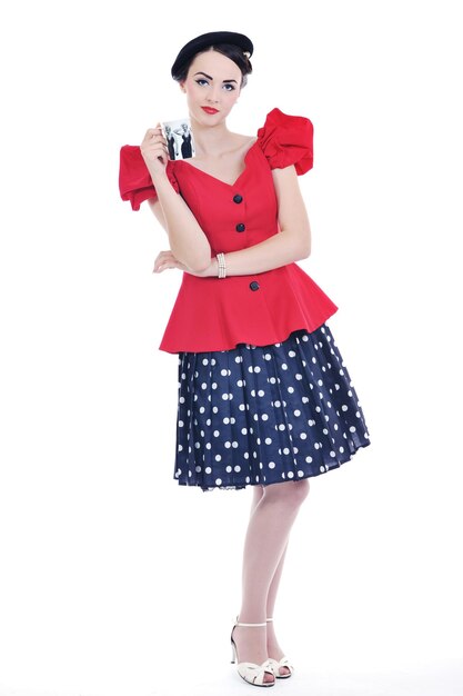 belle jeune femme isolée sur blanc en studio dans des vêtements à l'ancienne mode représentant le style pinup et rétro