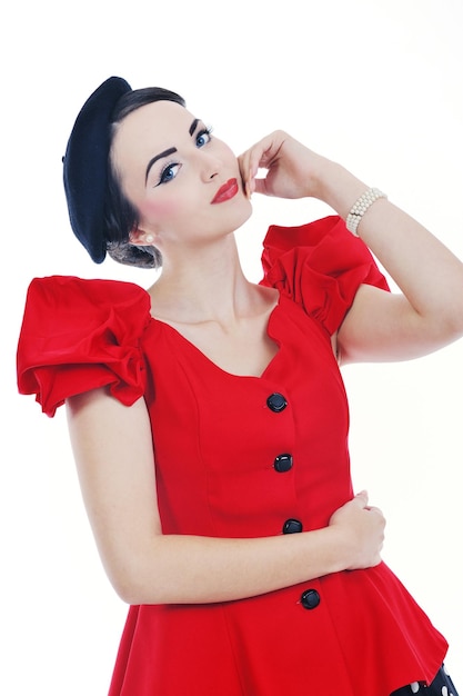 belle jeune femme isolée sur blanc en studio dans des vêtements à l'ancienne mode représentant le style pinup et rétro