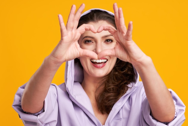 Belle jeune femme isolée sur fond jaune Photo de haute qualité