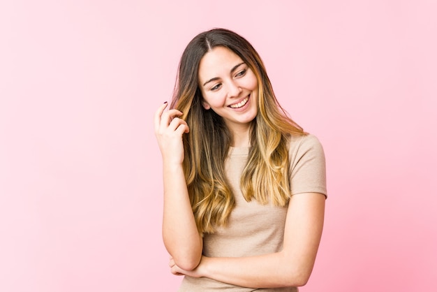 Belle jeune femme isolée sur mur rose