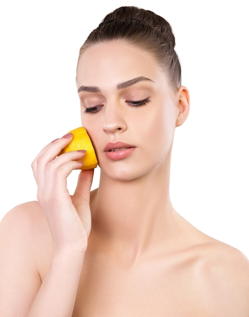 Belle jeune femme isolée avec une peau fraîche de santé et de citron. Soin de beauté naturel