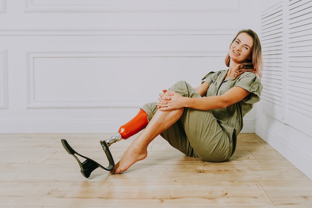 Photo belle jeune femme avec une jambe prothétique