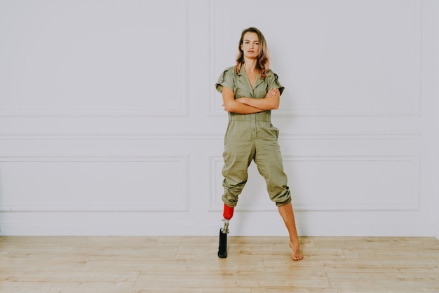 Belle jeune femme avec une jambe prothétique