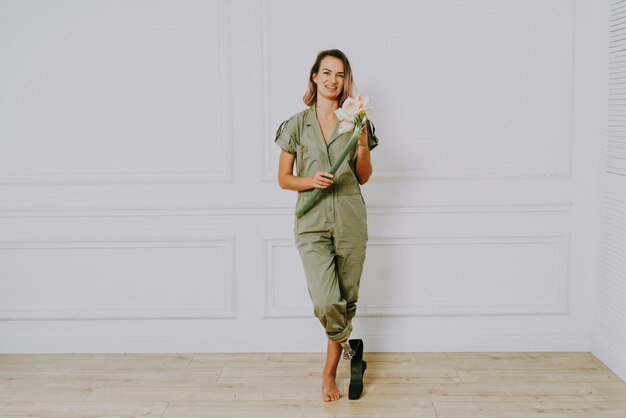 Belle jeune femme avec une jambe prothétique