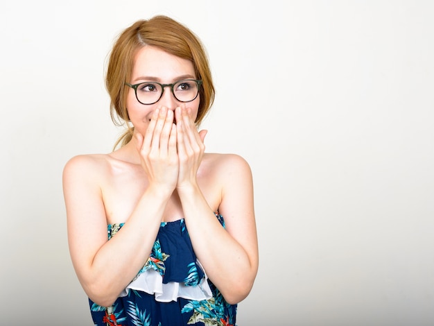 Belle jeune femme japonaise contre le mur blanc