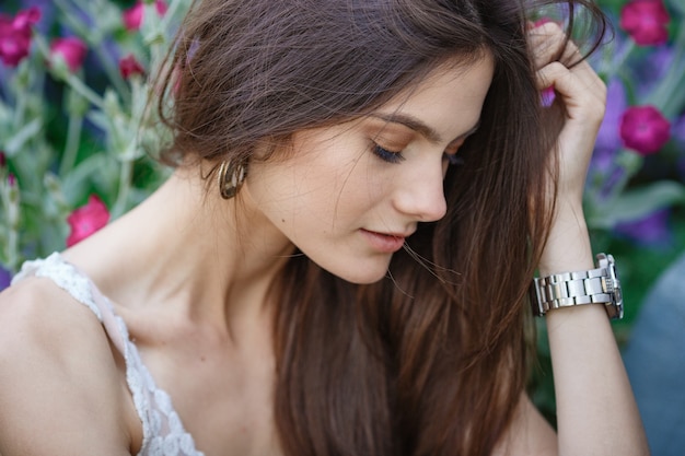 Belle jeune femme jardinant à l'extérieur dans la nature estivale. actes et le concept d'une dépendance d'été, un jardin verdoyant et la liberté