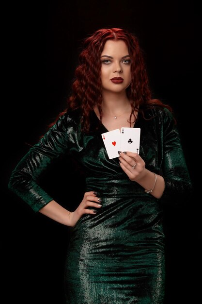 Belle jeune femme avec un jeu de cartes sur noir. Casino