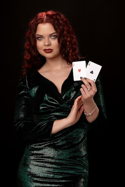 Belle jeune femme avec un jeu de cartes sur noir. Casino