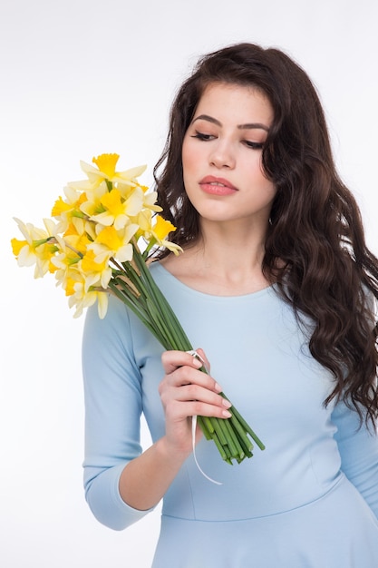 Belle jeune femme avec des jonquilles