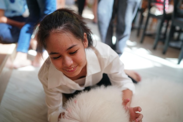 Belle jeune femme jouant avec son chien