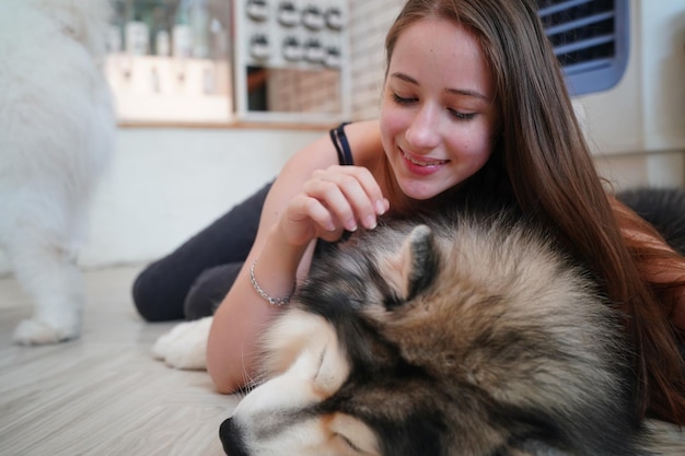 Belle jeune femme jouant avec son chien