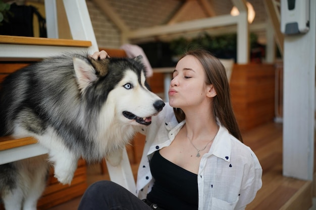 Belle jeune femme jouant avec son chien