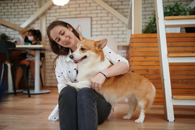 Belle jeune femme jouant avec son chien