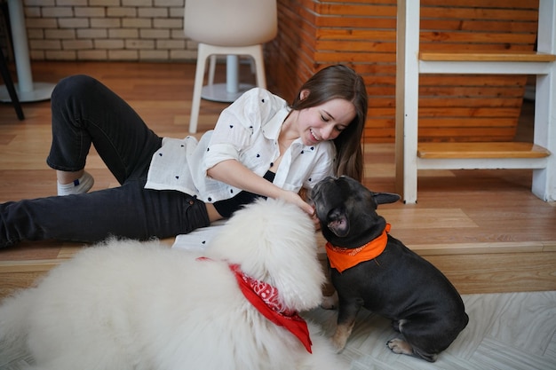 Belle jeune femme jouant avec son chien