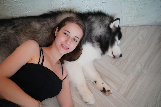 Belle jeune femme jouant avec son chien