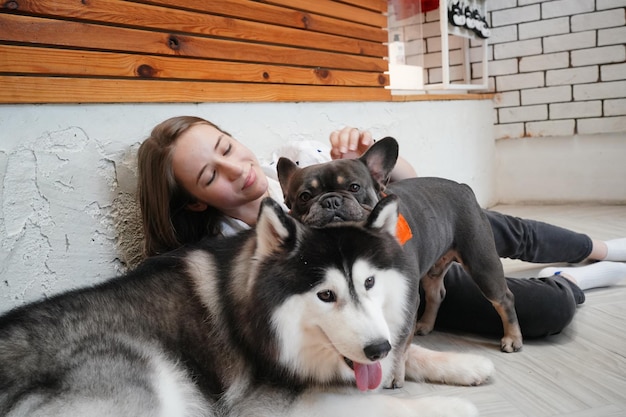 Belle jeune femme jouant avec son chien