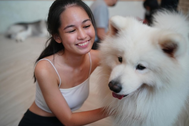 Belle jeune femme jouant avec son chien