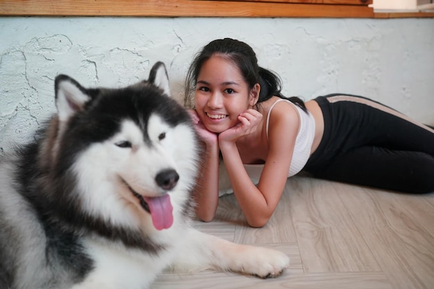 Belle jeune femme jouant avec son chien