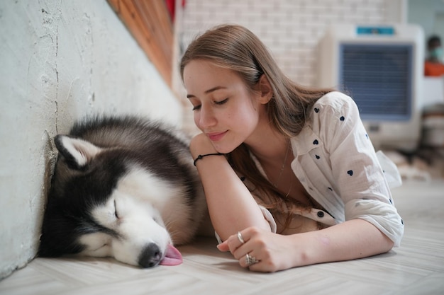 Belle jeune femme jouant avec son chien