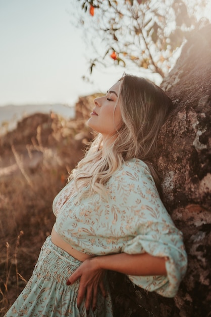 Belle jeune femme latine blonde portrait en plein air. Les cheveux se développent au gré du vent. Concept de mode.