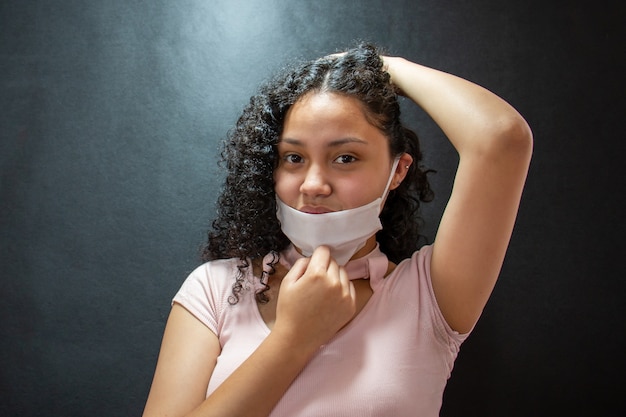 Belle jeune femme latine avec masque médical