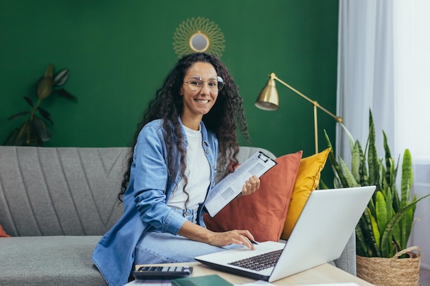 Une belle jeune femme latino-américaine professeur d'informatique mathématique enseigne en ligne à la maison il