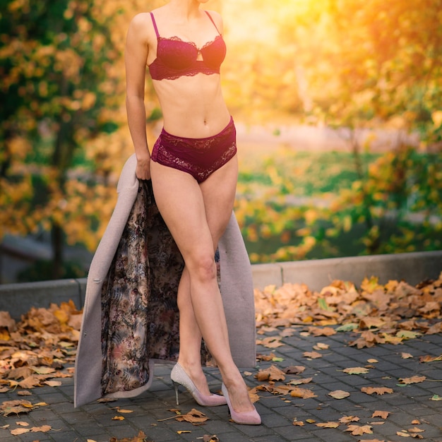 Une belle jeune femme en lingerie dans la forêt d'automne