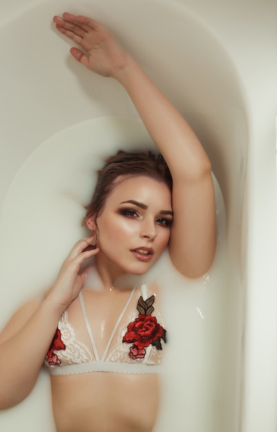 Belle Jeune Femme En Lingerie De Dentelle Avec Broderie Prend Un Bain Avec Du Lait