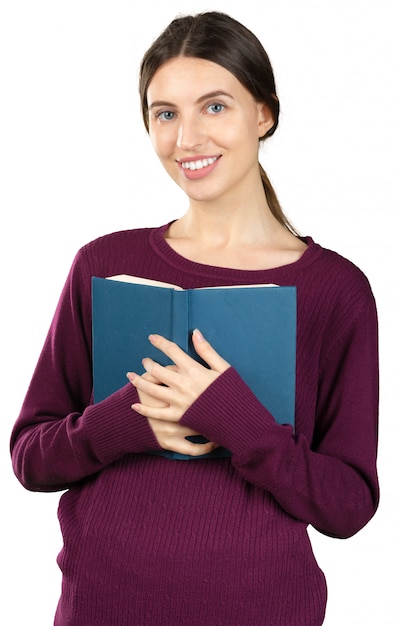 Belle jeune femme lisant un livre bleu isolé sur blanc