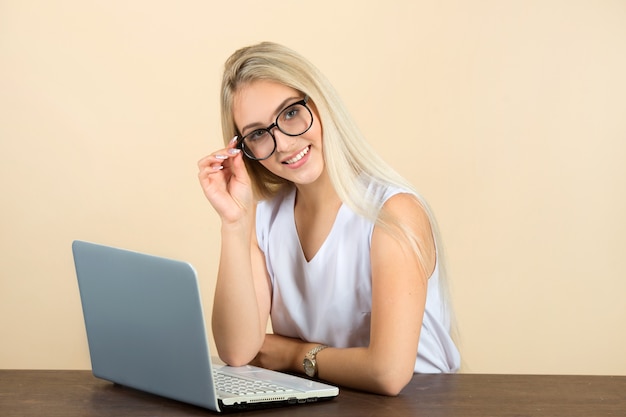 belle jeune femme à lunettes avec un ordinateur portable