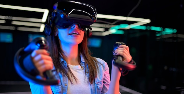 Belle jeune femme avec des lunettes de réalité virtuelle. VR, jeux, divertissement, futur concept technologique.