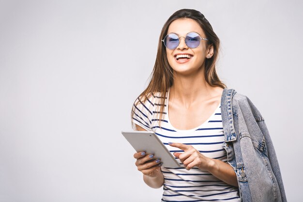 Belle jeune femme avec des lunettes de soleil