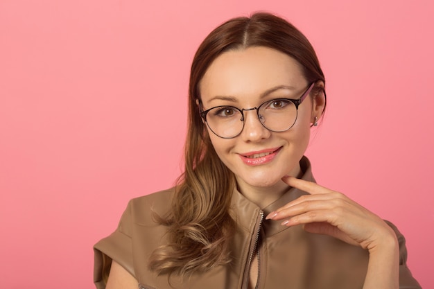 Belle jeune femme à lunettes