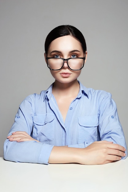 Belle jeune femme à lunettes