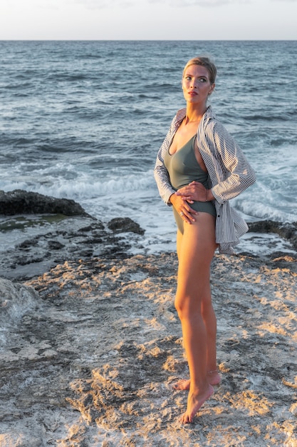 Belle jeune femme en maillot de bain sur la plage.