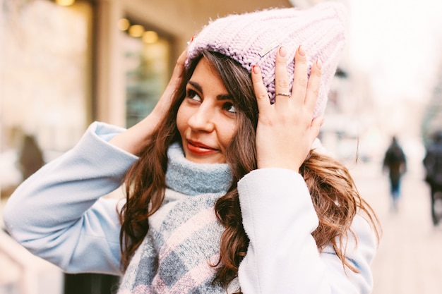 Belle jeune femme en manteau et chapeau en fin d&#39;automne ou en hiver o