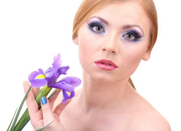 Belle jeune femme avec maquillage glamour et fleur, isolé sur blanc