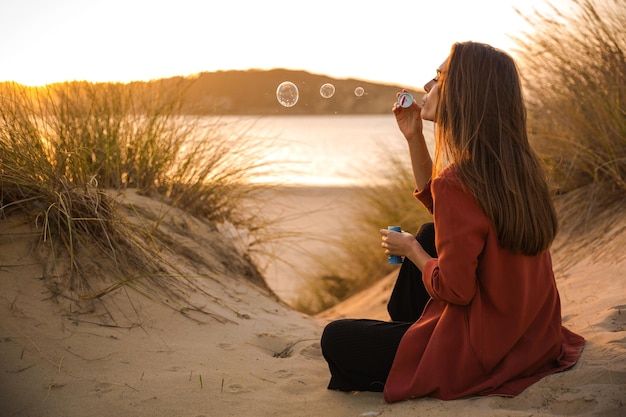 Photo belle jeune femme marchant sur un chemin de bois